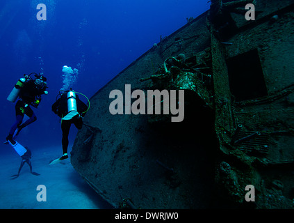 Taucher erkunden Sie das El Aguila Schiffswrack in Roatan, Honduras. Das Schiff sank in 110 Fuß Wasser im Jahr 1997. Stockfoto