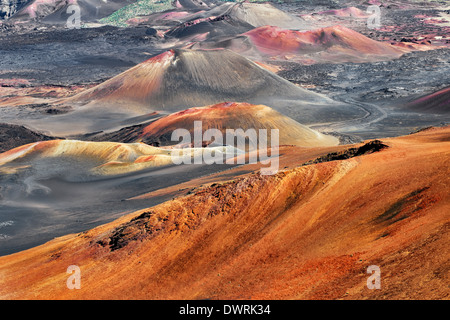 Bunte Schlackenkegel innerhalb des Kraters im Haleakala National Park auf Hawaii Insel Maui. Stockfoto