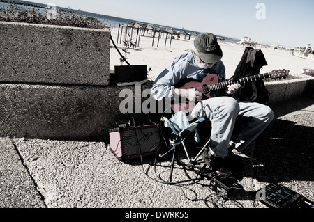 Straßenmusiker auf Tel Aviv Strand mit Gitarre Stockfoto