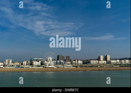 Strand von Brighton, Nord-Ost von der Anlegestelle auf dem Rad und dem Kreiskrankenhaus suchen Stockfoto