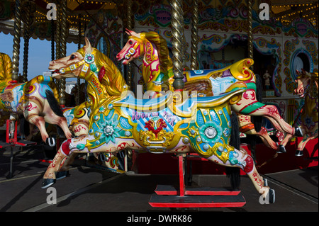 Karussellpferd auf einen Kreisverkehr am Pier von Brighton (alte Palace Pier), Sussex, UK Stockfoto