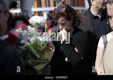 Madrid, Spanien. 11. März 2014. Eine Frau erinnere Gesten während einer Veranstaltung außerhalb Atochas-Bahnhof in der Verkehrstoten im Madrid trainieren Bombenanschläge in Madrid, Spanien, Dienstag, 11. März 2014, im Gedenken der getöteten und Verletzten im Madrid trainieren Bombenanschläge, anlässlich des 10. Jahrestags von Europas schlimmste islamischen Terror-Anschlag. Die Angreifer gezielt vier s-Bahnen mit 10 Schrapnell-gefüllte Bomben in Rucksäcke im morgendlichen Berufsverkehr am 11. März 2004 verborgen. Bildnachweis: Rodrigo Garcia/NurPhoto/ZUMAPRESS.com/Alamy Live-Nachrichten Stockfoto