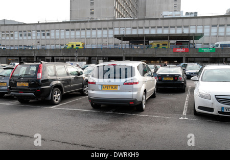 Schlecht, rücksichtslos in den Ealing Krankenhaus öffentlichen Parkplatz parken. Stockfoto