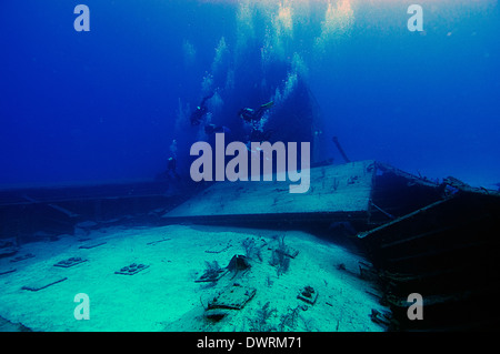 Taucher erkunden Sie das Odyssey Schiffswrack in Roatan, Honduras. Der 300 Fuß-Frachter wurde im November 2002 in 110 Fuß Wasser versenkt. Stockfoto