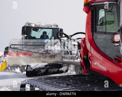 Pistenraupe für Ski Pistenpräparierung im Schweizer Skigebiet von Disentis/Muster am 22. Februar 2013. Stockfoto