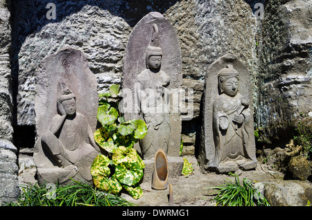 Steinschnitzereien in Engaku-Ji-Tempel in Kamakura, Japan Stockfoto