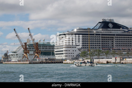 Riesige Kreuzfahrtschiffe bereiten Sie für das Boarding in Venedig Kreuzfahrt-Terminal. Stockfoto
