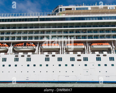 Riesige Kreuzfahrtschiff "Norwegian Crown" in Venedig Kreuzfahrt-Terminal, Italien Stockfoto