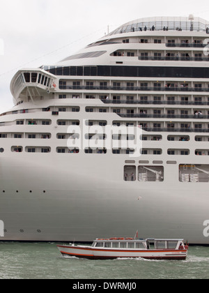 Das riesige Kreuzfahrtschiff MSC Divina ist Venedig über "Canale della Giudecca" verlassen, vorbei an der historischen alten Stadt von Venedig. Stockfoto