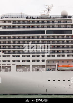 Das riesige Kreuzfahrtschiff MSC Divina ist Venedig über "Canale della Giudecca" verlassen, vorbei an der historischen alten Stadt von Venedig. Stockfoto