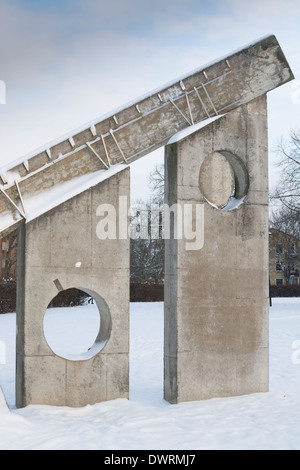 Details der Sonnenuhr Skulptur im Park Sonnenuhr (Solursparken) im 50er Jahre Vorort Vallingby westlich von Stockholm, Schweden, mit Schnee. Stockfoto