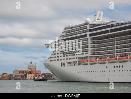 Das riesige Kreuzfahrtschiff MSC Divina ist Venedig über "Canale della Giudecca" verlassen, vorbei an der historischen alten Stadt von Venedig. Stockfoto