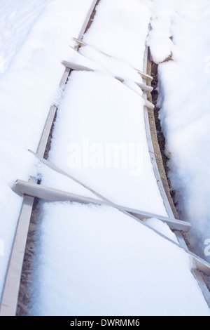 Details der Sonnenuhr Skulptur im Park Sonnenuhr (Solursparken) im 50er Jahre Vorort Vallingby westlich von Stockholm, Schweden, mit Schnee. Stockfoto