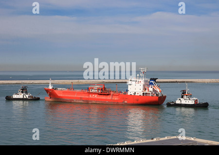 LPG-Tanker SYN ZAURA wird manövriert im Hafen von Livorno durch lokale Schlepper Stockfoto