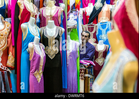 Nordafrika, Tunesien, Tunis. Die Souks. Kaufmann Jellaba. Stockfoto