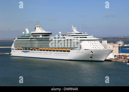 Royal Caribbean Cruise Ship Navigator of the Seas festgemacht in Cadiz Spanien Stockfoto