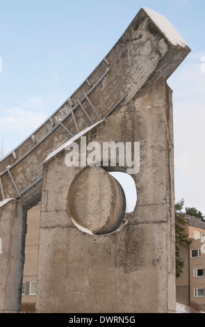Details der Sonnenuhr Skulptur im Park Sonnenuhr (Solursparken) im 50er Jahre Vorort Vallingby westlich von Stockholm, Schweden, mit Schnee. Stockfoto