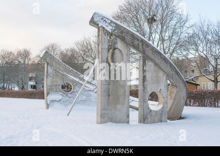 Details der Sonnenuhr Skulptur im Park Sonnenuhr (Solursparken) im 50er Jahre Vorort Vallingby westlich von Stockholm, Schweden, mit Schnee. Stockfoto