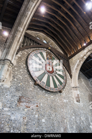 Die Winchester-Round-Table eine große Tischplatte hängend im Rittersaal Schloss Winchester in Hampshire, England, UK Stockfoto