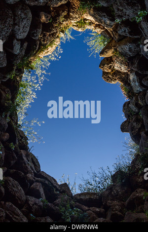 Ein Blick aus dem Inneren eines alten steinernen Struktur ein klarer Himmel tagsüber Stockfoto