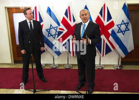 Jerusalem, Israel. 12. März 2014. Israeli Prime Minister Benjamin Netanyahu (R) befasst sich mit eine Pressekonferenz während der britische Premierminister David Cameron in Jerusalem 12. März 2014 zusieht. David Cameron am Mittwoch forderte Israel zu Ende jüdische Siedlungsbau in den israelisch besetzten palästinensischen Gebieten. Bildnachweis: POOL/Xinhua/Alamy Live-Nachrichten Stockfoto