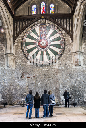 Die Winchester-Round-Table eine große Tischplatte hängend im Rittersaal Schloss Winchester in Hampshire, England, UK Stockfoto