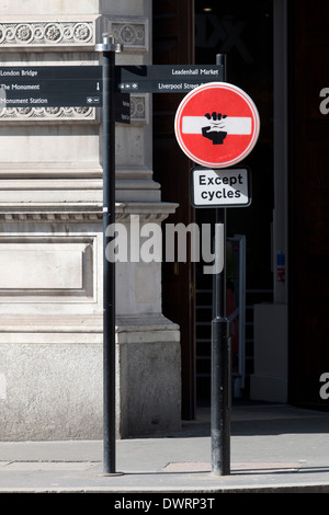 Graffiti an einem No Entry Straßenschild, Gracechurch Street, London, England, UK. Stockfoto