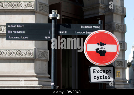 Graffiti an einem No Entry Straßenschild, Gracechurch Street, London, England, UK. Stockfoto
