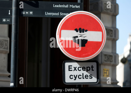 Graffiti an einem No Entry Straßenschild, Gracechurch Street, London, England, UK. Stockfoto