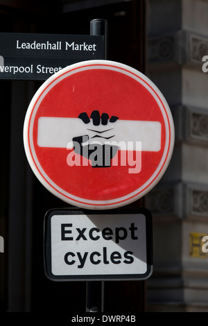 Graffiti an einem No Entry Straßenschild, Gracechurch Street, London, England, UK. Stockfoto
