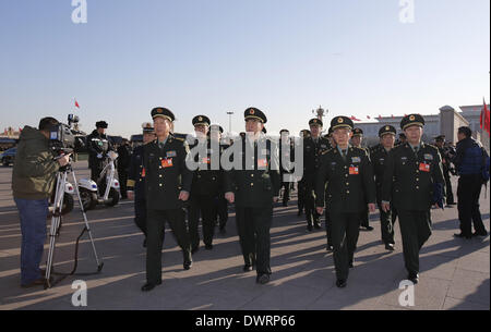 Peking, China. 13. März 2014. Stellvertreter, 12. nationalen Volksarmee Kongress (NPC) aus der Volksrepublik Volksbefreiungsarmee (PLA) kommt am Tiananmen Square in Peking, Hauptstadt von China, 13. März 2014. Die Abschlussbesprechung der zweiten Sitzung des 12. NPC in Peking am Donnerstag statt. © Zhang Yuwei/Xinhua/Alamy Live-Nachrichten Stockfoto