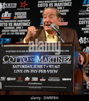 Beverly Hills, CA. 12. März 2014. TopRank Box-Promoter Bob Arum spricht bei eine LA-Pressekonferenz am kommenden Miguel Cotto kämpfen mit World Boxing Council (WBC) / die Ring-Mittelgewichts-champion Argentiniens Serigo Martinez Mittwoch. Die beiden werden für die Weltmeisterschaft im Mittelgewicht-Kollision kämpfen, die im "Mekka des Boxens," Madison Square Garden am Samstag, den 7. Juni stattfinden wird. Foto von gen Blevins/LA DailyNews/ZUMAPRESS Credit: gen Blevins/ZUMAPRESS.com/Alamy Live-Nachrichten Stockfoto