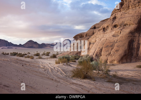 Die Wüste Wadi Rum im Süden Jordaniens ist bei Sonnenuntergang am 25. März 2011 gesehen. Stockfoto