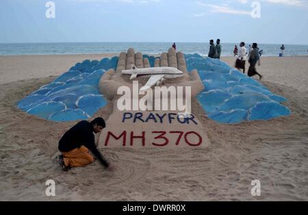 Puri, Indien. 12. März 2014. Sand Sudarshan Pattnaik Künstlers auf eine Sandskulptur beten für den fehlenden Malaysian Airlines Flug MH370, an einem Strand in Puri, Indien, 12. März 2014. Bildnachweis: Stringer/Xinhua/Alamy Live-Nachrichten Stockfoto