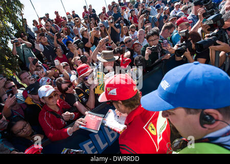 Melbourne, Victoria, Australien. 13. März 2014.  Fernando Alonso (ESP) von der Scuderia Ferrari Team gibt Autogramme auf der 2014 Australian Formula One Grand Prix im Albert Park in Melbourne, Australien. Sydney Low/Cal Sport Media/Alamy Live-Nachrichten Stockfoto
