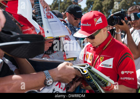 Melbourne, Victoria, Australien. 13. März 2014.  Kimi Räikkönen (FIN) von der Scuderia Ferrari Team gibt Autogramme auf der 2014 Australian Formula One Grand Prix im Albert Park in Melbourne, Australien. Sydney Low/Cal Sport Media/Alamy Live-Nachrichten Stockfoto