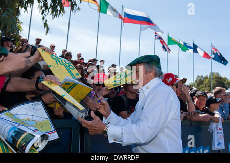 Melbourne, Victoria, Australien. 13. März 2014.  Sir Jackie Stewart Autogramme an die 2014 Australian Formula One Grand Prix im Albert Park in Melbourne, Australien. Sydney Low/Cal Sport Media/Alamy Live-Nachrichten Stockfoto