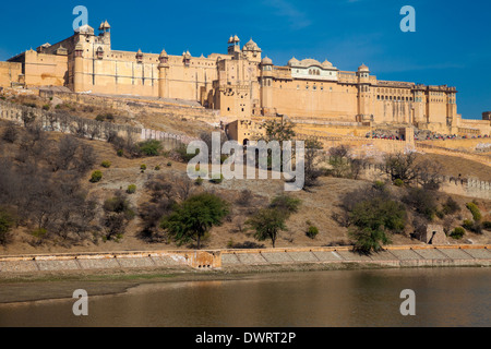Amber (oder Amer) Palast, in der Nähe von Jaipur, Rajasthan, Indien. Maota See im Vordergrund. Stockfoto