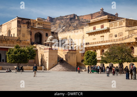 Jaipur, Rajasthan, Indien. Ehrenhof des Palastes Bernstein. Jaigarh Fort auf dem Hügel im Hintergrund. Stockfoto