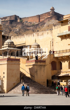 Jaipur, Rajasthan, Indien. Ehrenhof des Palastes Bernstein. Jaigarh Fort auf dem Hügel im Hintergrund. Stockfoto