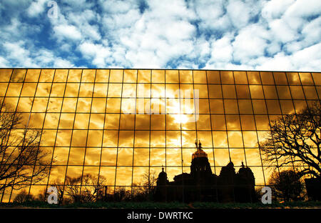 Des Moines, IOWA, USA. 11. März 2014. Die Iowa State Capitol Gebäude spiegelt sich in den goldenen Fenstern eines nahe gelegenen Bürogebäudes in Des Moines, Iowa Mittwoch, 12. März 2014. © Kevin E. Schmidt/ZUMAPRESS.com/Alamy Live-Nachrichten Stockfoto