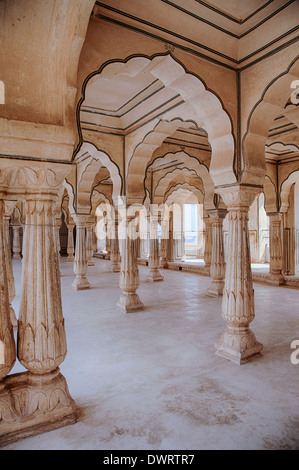 Jaipur, Rajasthan, Indien. Bögen und Säulen in der Halle des privaten Publikum, gelb (oder Amer) Palast, in der Nähe von Jaipur. Stockfoto