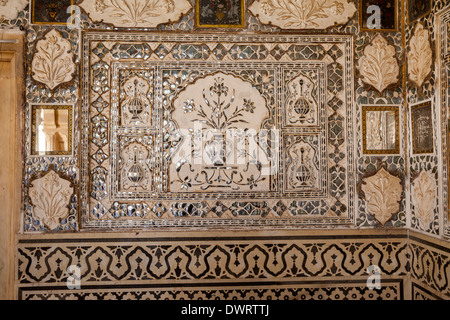 Jaipur, Rajasthan, Indien. Darstellung einer floralen Vase im Sheesh Mahal oder Spiegelsaal, Amber Palast, in der Nähe von Jaipur. Stockfoto