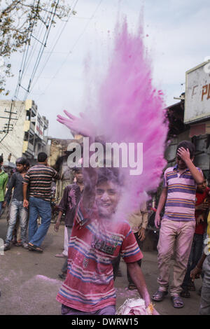 Mathura, Uttar Pradesh in Indien. 12. März 2014. Ein Junge sprüht Farbe Pulver auf die Lathmar Holi in Mathura, Uttar Pradesh in Indien, 12. März 2014. Lathmar Holi ist ein lokales fest in Mathura, und es findet auch vor Holi-Nationalfeiertag am 17. März dieses Jahres. Bildnachweis: Zheng Huansong/Xinhua/Alamy Live-Nachrichten Stockfoto