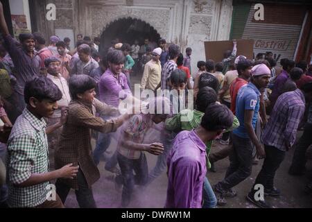 Mathura, Uttar Pradesh in Indien. 12. März 2014. Man feiert die Lathmar Holi in Mathura, Uttar Pradesh in Indien, 12. März 2014. Lathmar Holi ist ein lokales fest in Mathura, und es findet auch vor Holi-Nationalfeiertag am 17. März dieses Jahres. Bildnachweis: Zheng Huansong/Xinhua/Alamy Live-Nachrichten Stockfoto