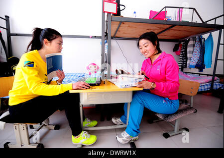 Shenyang. 13. März 2014. Freiwillige Lehrer Jian Zhu (L) und Wang Ninghui, beide Junioren-Studenten der Sporthochschule Shenyang, bereiten Sie Klassen in ihrem Schlafsaal an Xiaochengzi neunjährigen Education School of Kangping County in Shenyang, Hauptstadt des nordöstlichen Chinas Liaoning Provinz. Rund 90 junior-Studenten aus Shenyang Sporthochschule wurden an Grund- und Mittelschulen in den Vororten von Shenyang als freiwillige Tearchers für ein halbes Jahr gesendet. © Zhang Wenkui/Xinhua/Alamy Live-Nachrichten Stockfoto