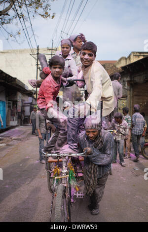 Mathura, Uttar Pradesh in Indien. 12. März 2014. Man feiert die Lathmar Holi in Mathura, Uttar Pradesh in Indien, 12. März 2014. Lathmar Holi ist ein lokales fest in Mathura, und es findet auch vor Holi-Nationalfeiertag am 17. März dieses Jahres. Bildnachweis: Zheng Huansong/Xinhua/Alamy Live-Nachrichten Stockfoto