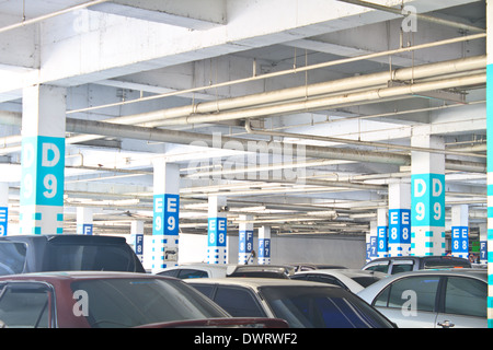 Parkhaus, unterirdische Interieur mit ein paar parkenden Autos Stockfoto