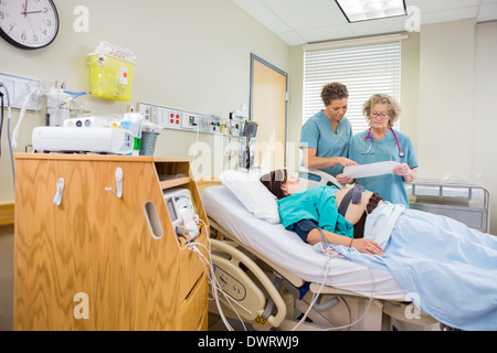Krankenschwestern, die Cardiotocograph Bericht Stockfoto