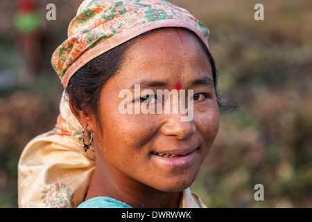 Lächelnd angeln Frau mit Schal aus der Mishing Stamm tragen Assamesisch Schal, Majuli Island, Indien Stockfoto